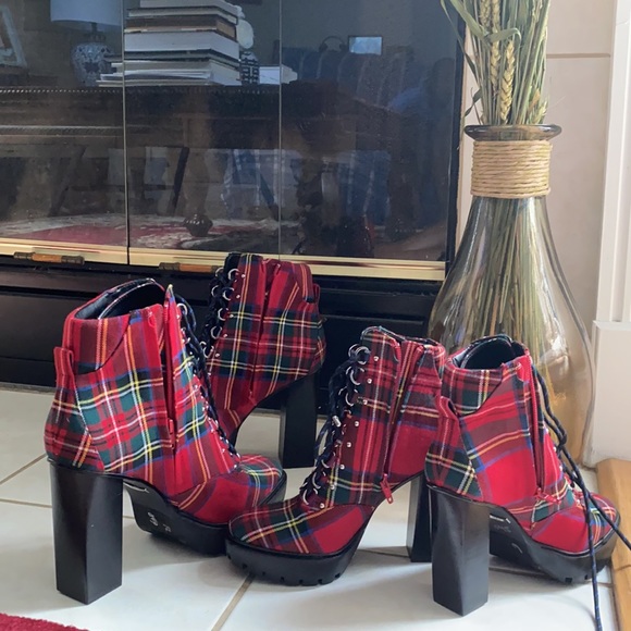 Ambelynn Plaid Heeled Hiker Lug Sole Combat Bootie - Picture 7 of 12